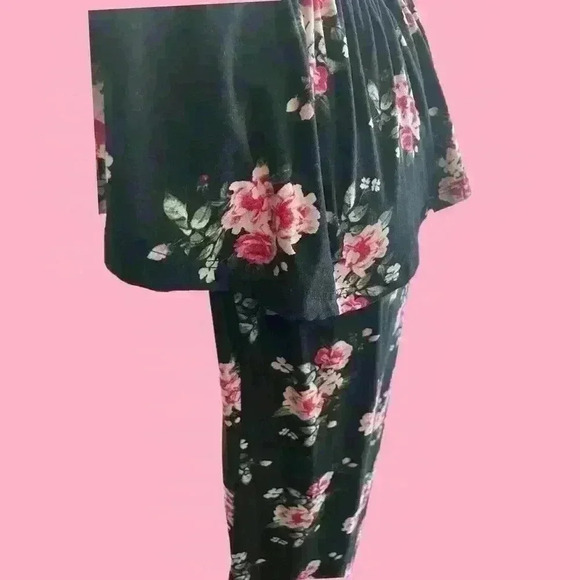 Plus size black dress with flower print. - Picture 5 of 6